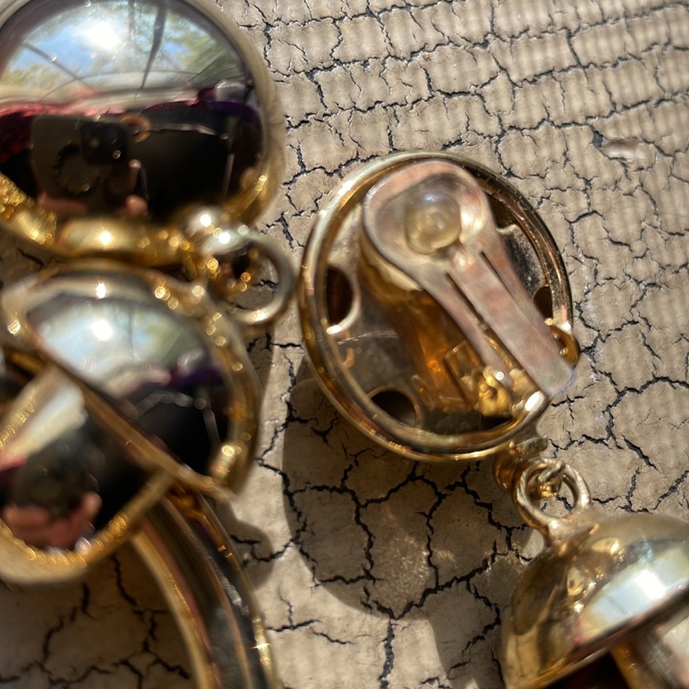 Vintage lightweight clip on earrings - Picture 3 of 4